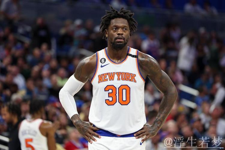 兰德尔半场16分钟砍下19分5篮板2助攻，命中率50%。