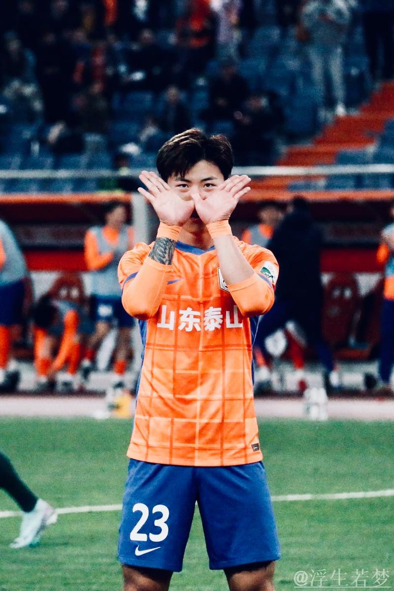 泰山队两位年轻球员加倍努力，谢文能展现无可挑剔的态度